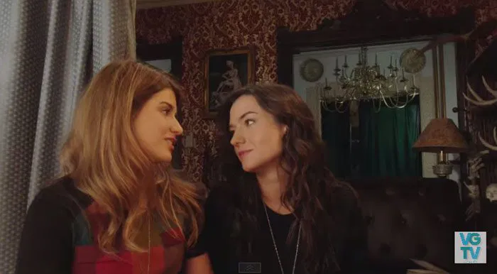 Carmilla y Laura se miran