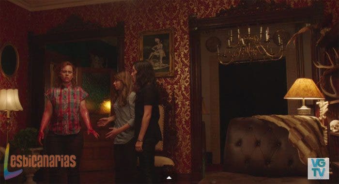 Carmilla-y-Laura-reciben-a-Perry