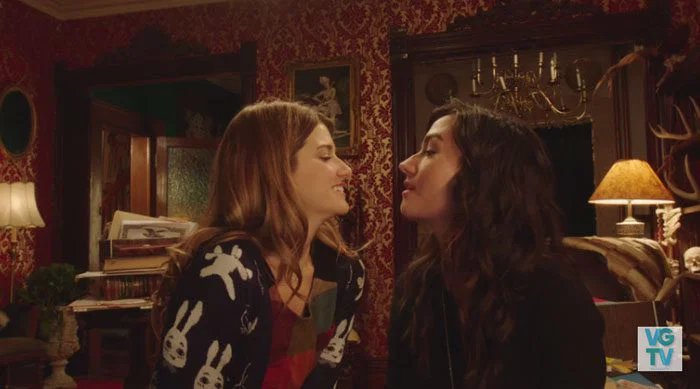 Laura y Carmilla coqueteando