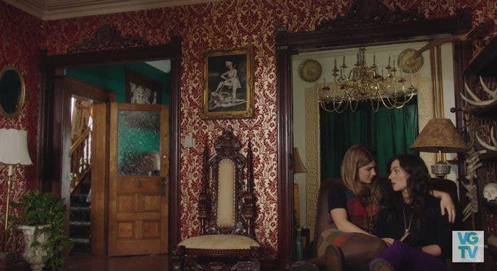 Laura-y-Carmilla-platicando