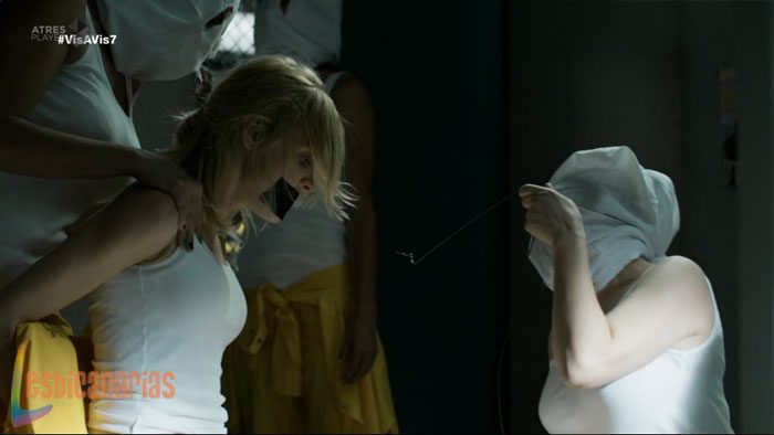 Maca-atrapada-por-las-presas