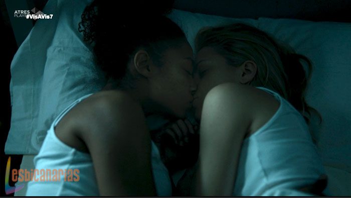 Maca y Rizos bes&aacute;ndose