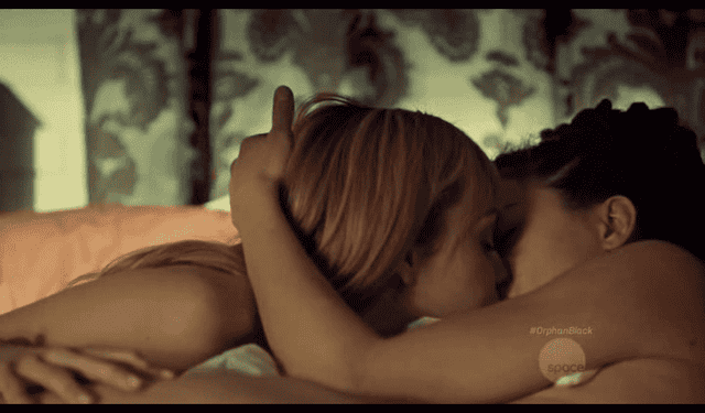 cosima y shay en la cama