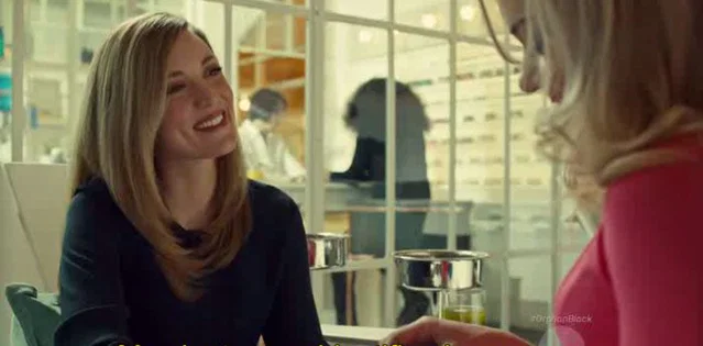 delphine-sonriendo