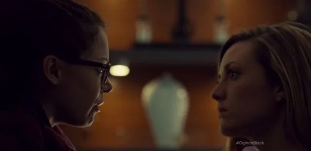 delphine-y-cosima-pelea