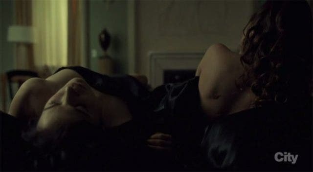 Alana y Margot en la cama