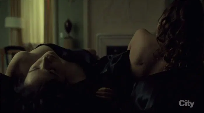 Alana y Margot en la cama