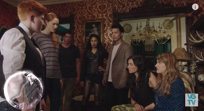 Carmilla y Dani mirándose