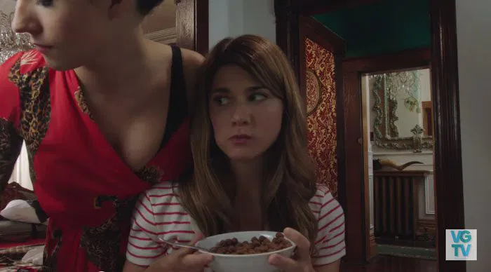 Laura viéndole el escote a Carmilla