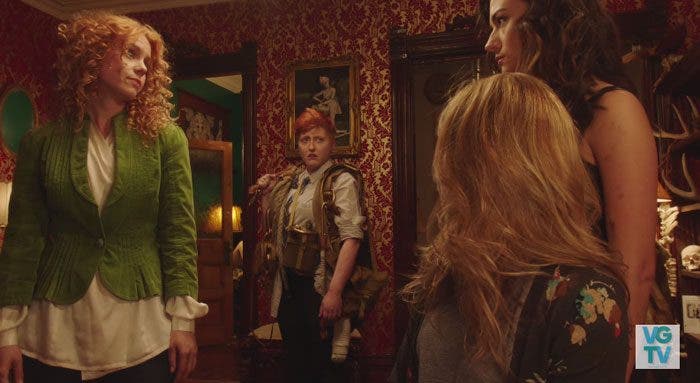 Perry mirando a Carmillla