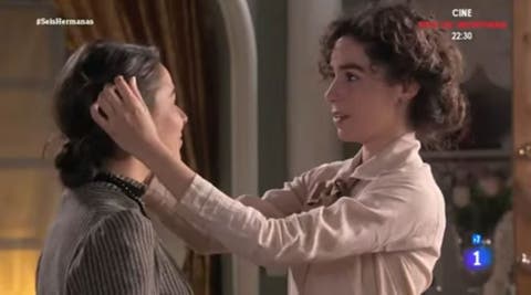 Celia y Petra pein&aacute;ndose