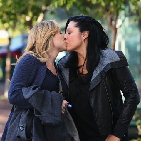 Callie y Arizona bes&aacute;ndose
