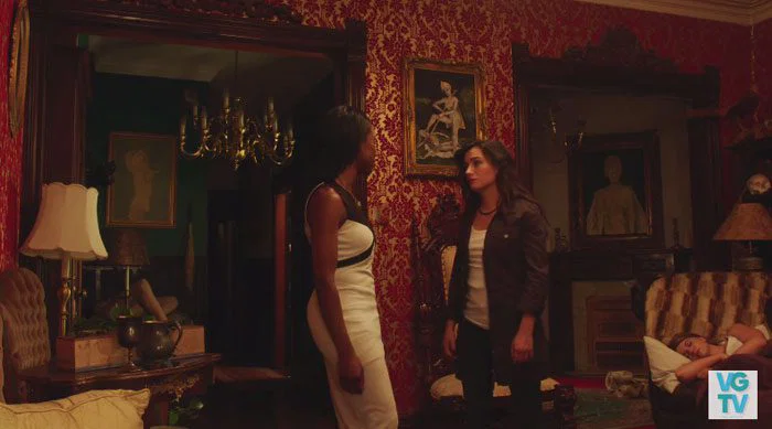 Mattie-y-Carmilla-debatiendo