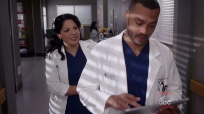 Callie hablando con Avery