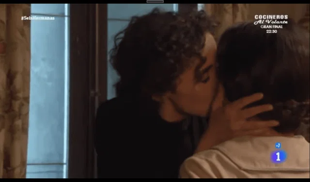 celia y petra beso