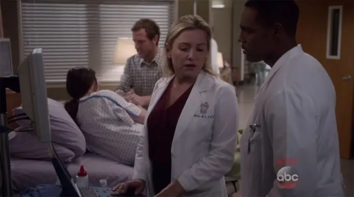 Arizona revisando a su paciente