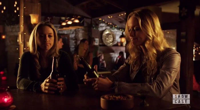 Lauren y Tamsin bebiendo