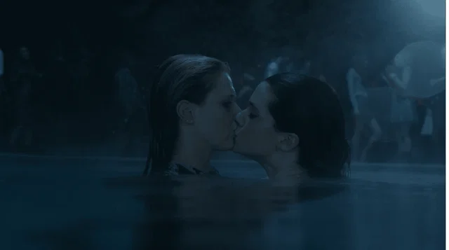 beso amy y karma piscina