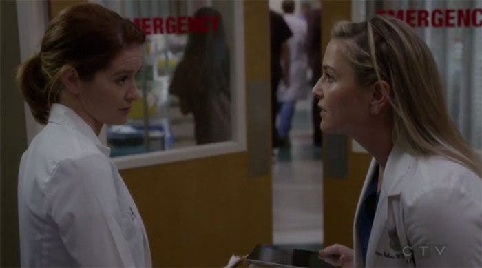 Arizona chismeando con April