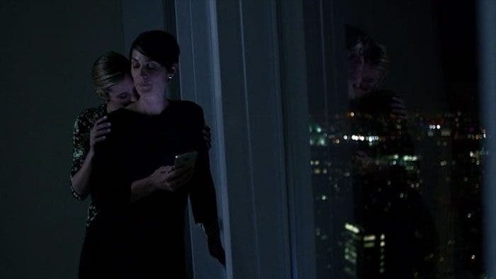 Jeri y Pam besándose