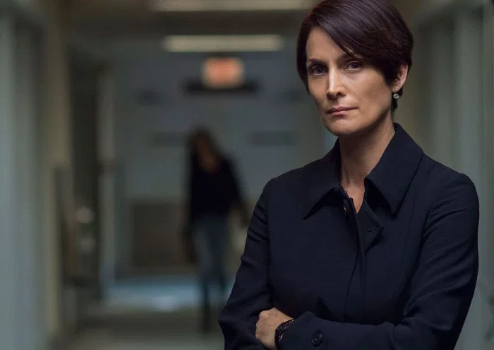 Jeryn Hogarth de perfil