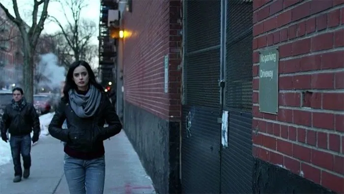 Jessica Jones caminando