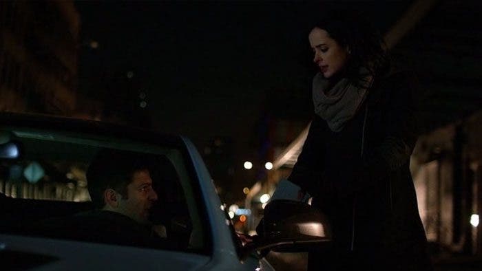 Jessica Jones entregando la citación