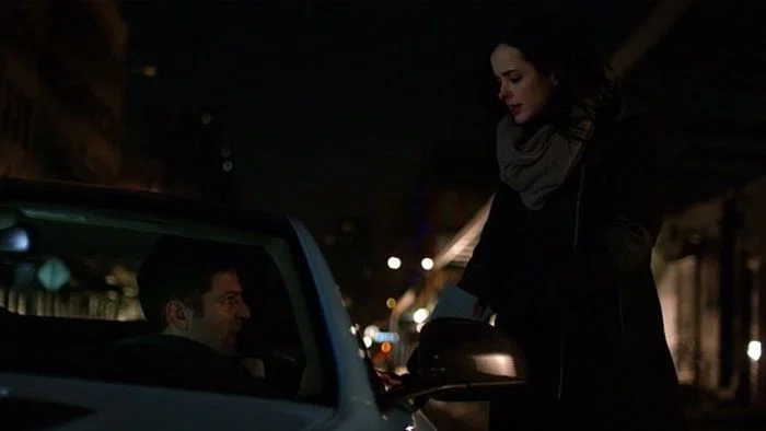Jessica Jones entregando la citación