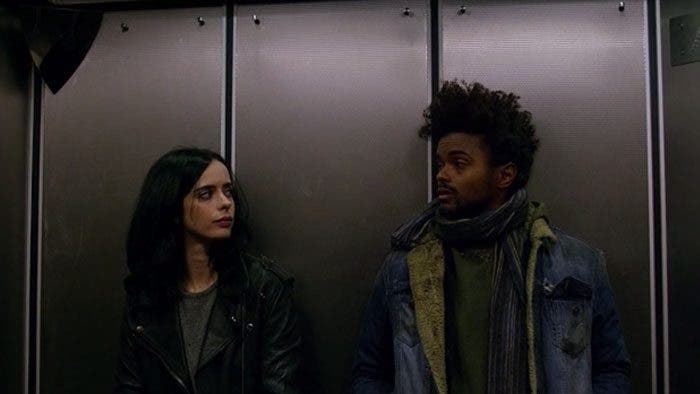 Jessica-y-Malcom-en-el-elevador