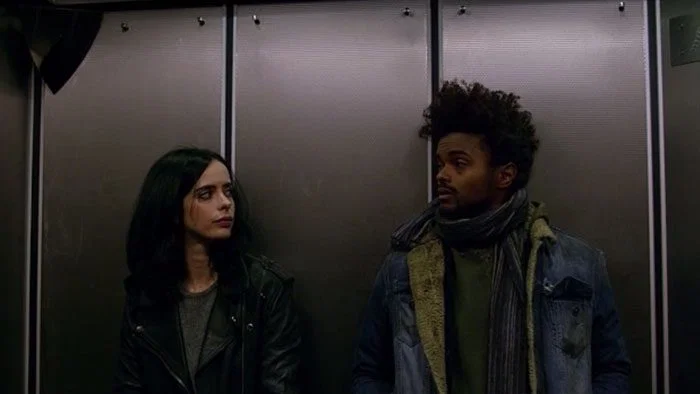 Jessica-y-Malcom-en-el-elevador