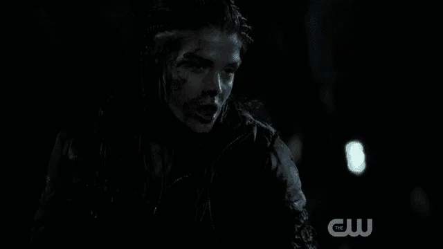 Octavia con un mapa en la cara