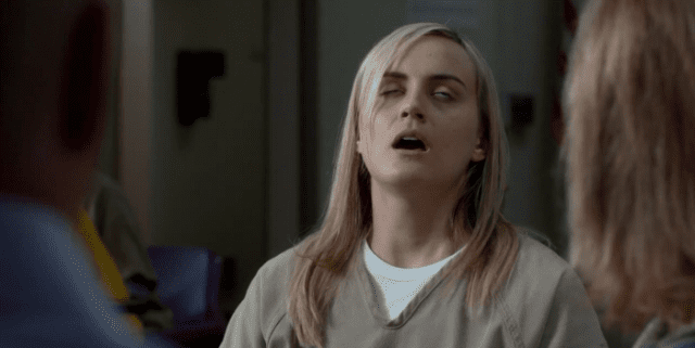 Piper fingiendo un orgasmo frente a sus padres. Lo normal.