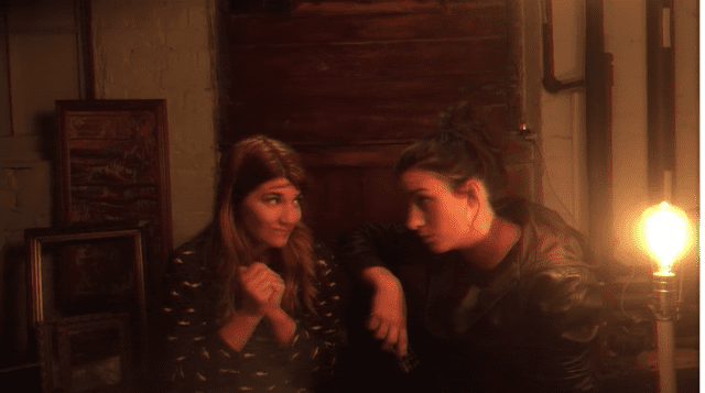 carmilla y laura viendo videos