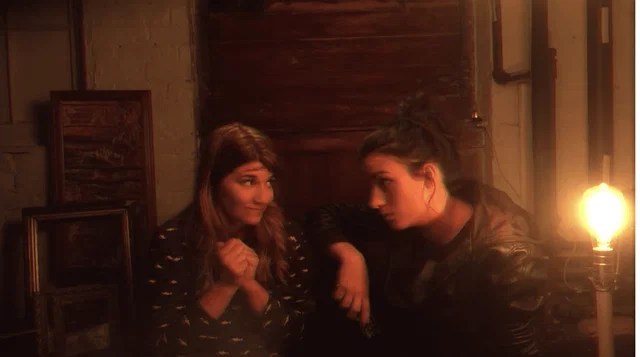 carmilla y laura viendo videos