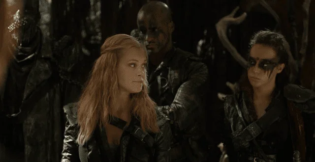 "Deja de mirarme el culo mientras hablo, Lexa"