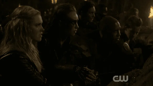 Clexa pulsando el botón que explota los corazones de todas sus shippers
