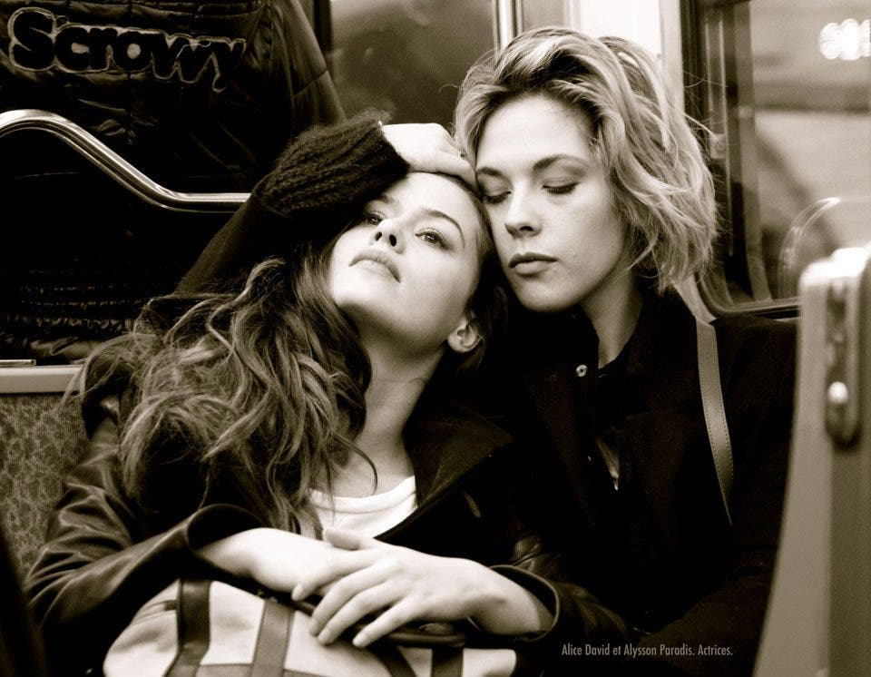 Fotografía-pareja-lésbica-Alice-David-y-Alysson-paradis