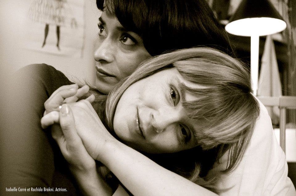 Fotografía-pareja-lésbica-Isabelle-Carre-y-Rachida-Brakni