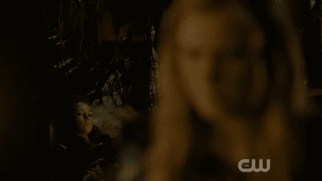 "Ven aquí, Clarke. Túmbate en esta cama tan cómoda conmigo"