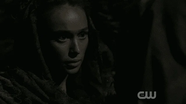 "Eres tan guapa, Clarke... Céntrate, cerebro"