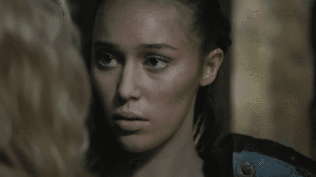 "Traga saliva, Lexa. Que no se te note".