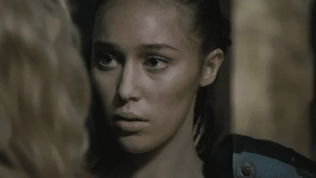 "Traga saliva, Lexa. Que no se te note".