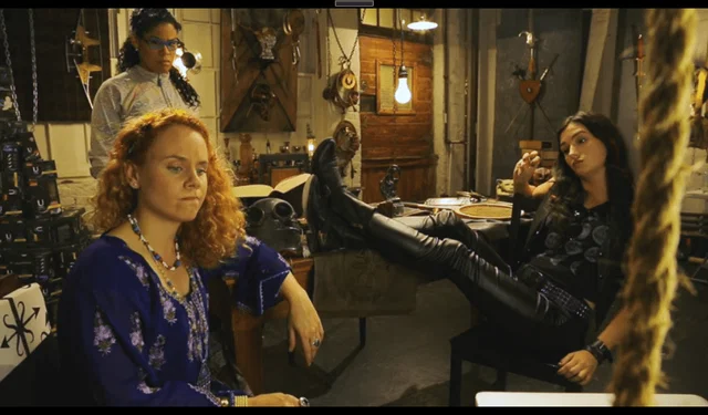 carmilla escucha a perry