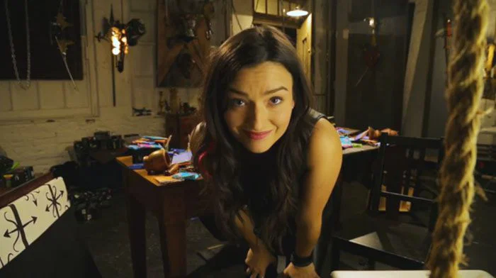 Carmilla sonrie