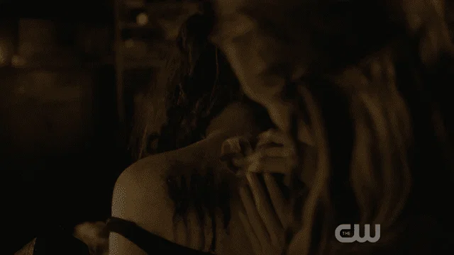 Espero que Lexa sea más gentil y no le deje semejantes marcas en la espalda cuando retocen