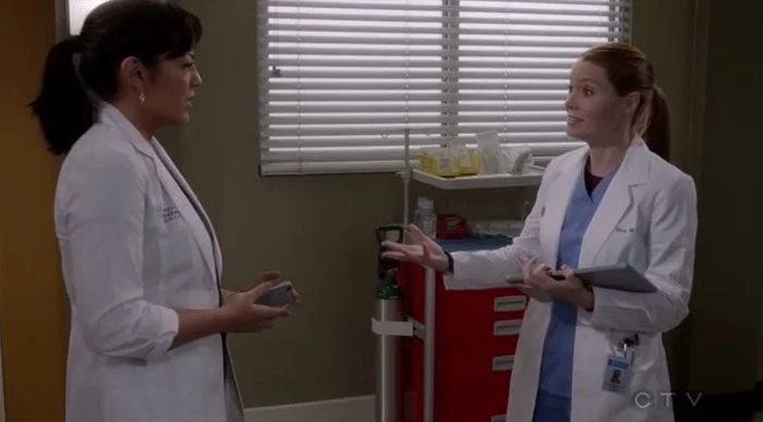 Callie y Penny se encuentran en el pasillo