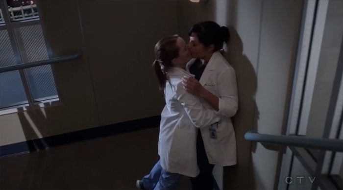 Penny-y-Callie-besándose