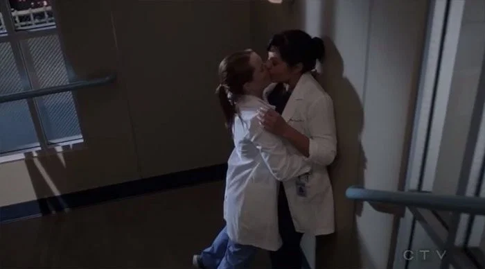 Penny-y-Callie-besándose