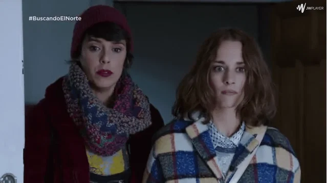 carol y adela pillan al novio