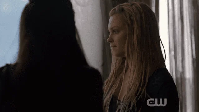 Eso de que se le note cuánto ama a Lexa sin ni siquiera estar con ella en la habitación. ESO.